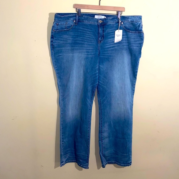 NWT TORRID light wash boot cut jeans 28 L